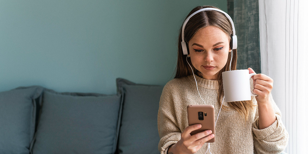 Kým upratujete, cestujete či oddychujete – tieto podcasty vám môžu zmeniť pohľad na svet.